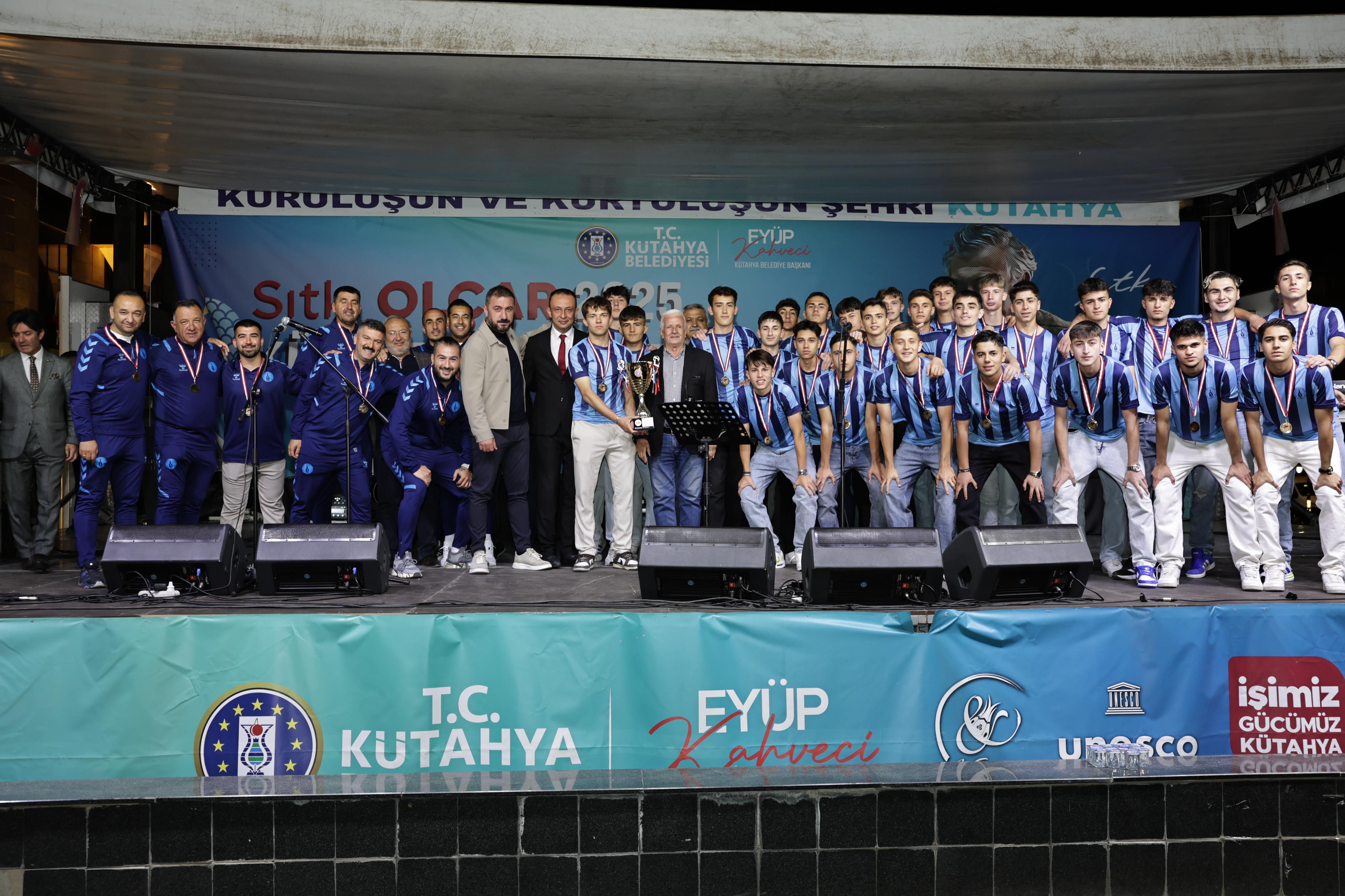  GELİŞİM LİGİ GRUP ŞAMPİYONU  BLD KÜTAHYASPOR U 17 TAKIMI   KUPASINI ALDI 